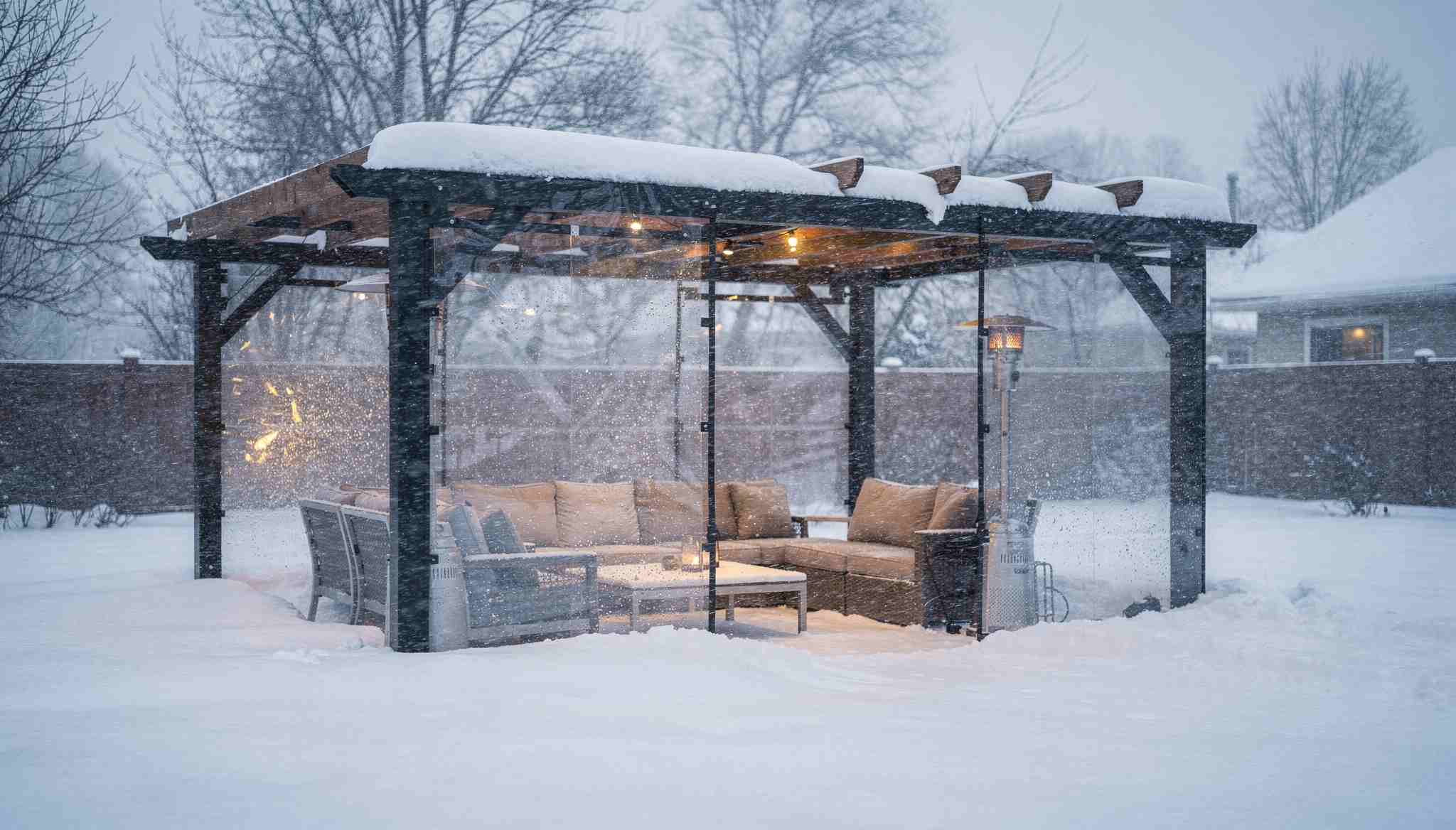 פרגולה לחצר בחורף